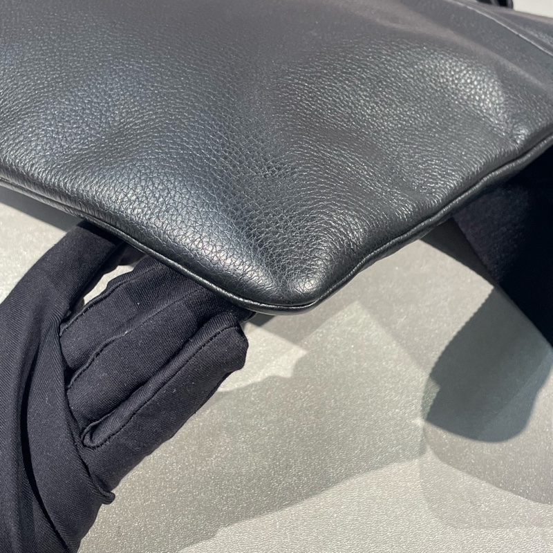 prada普拉達 黑銀牛皮全皮郵差斜挎包 無附件-3