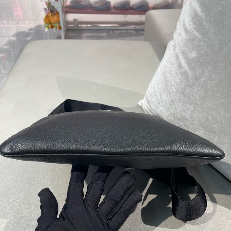 prada普拉達 黑銀牛皮全皮郵差斜挎包 無附件-7