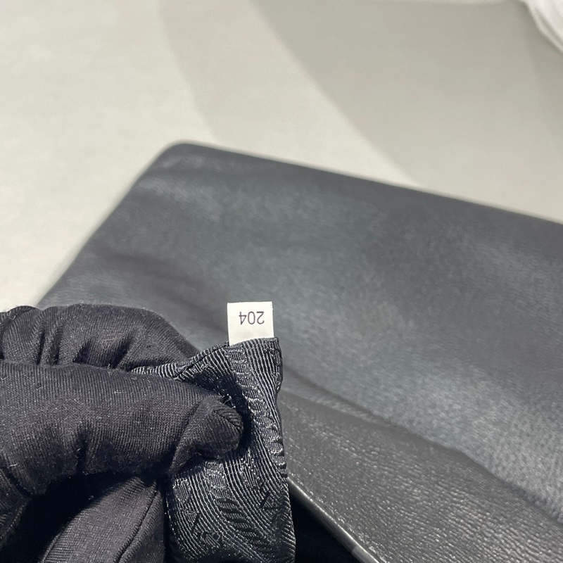 prada普拉達 黑銀牛皮全皮郵差斜挎包 無附件-9