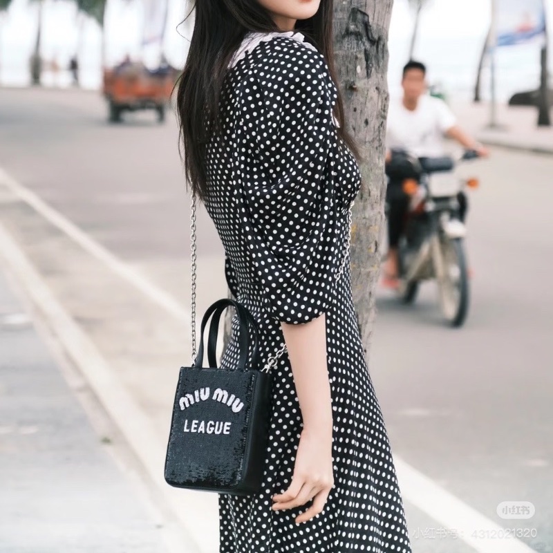 MIUMIU 黑色亮片手機包 手提肩背斜背包芯片款 15×17.5×5   99新配件塵袋 鏈條-0
