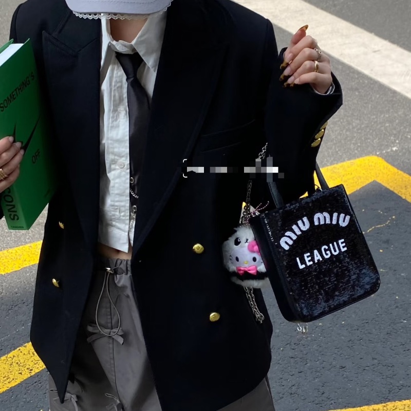 MIUMIU 黑色亮片手機包 手提肩背斜背包芯片款 15×17.5×5   99新配件塵袋 鏈條-1