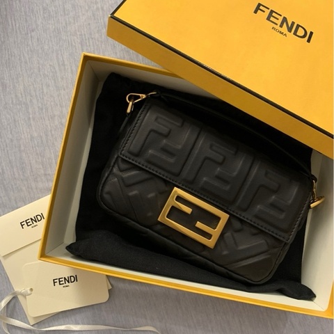 fendi 迷你Baguette 法棍包