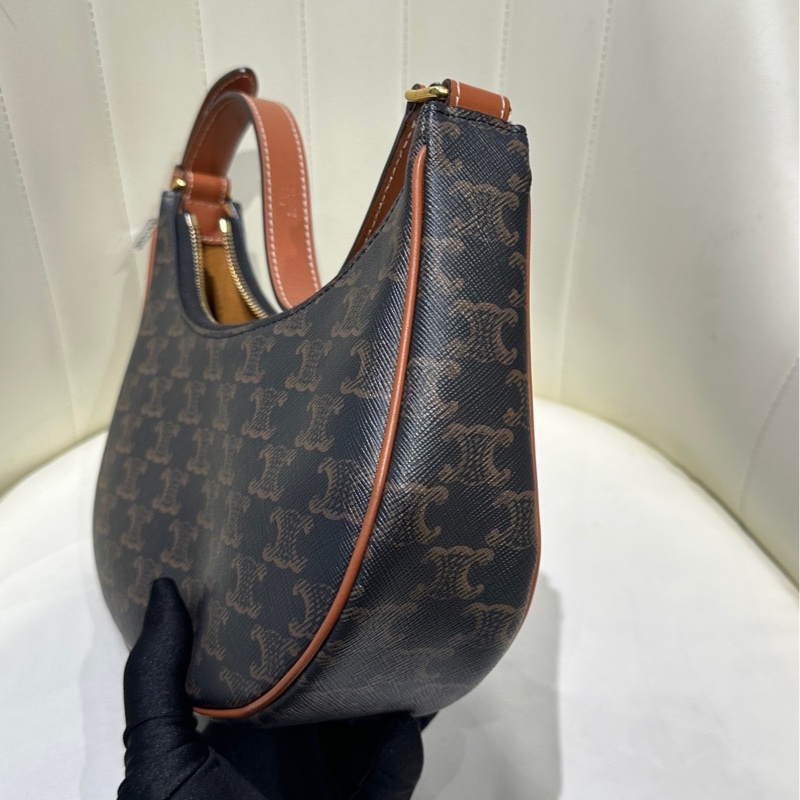 98新 Celine/賽琳 AVA凱旋門老花腋下包 黃褐色月亮豌豆包 21年編碼 尺寸：23*7*-1