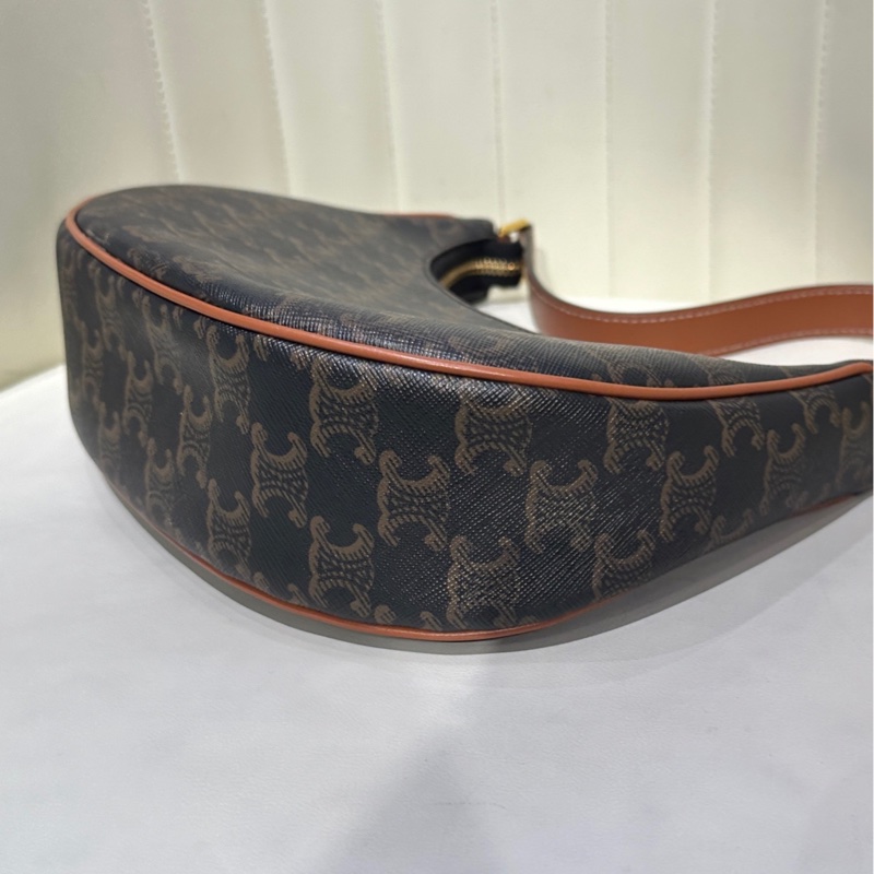 98新 Celine/賽琳 AVA凱旋門老花腋下包 黃褐色月亮豌豆包 21年編碼 尺寸：23*7*-4