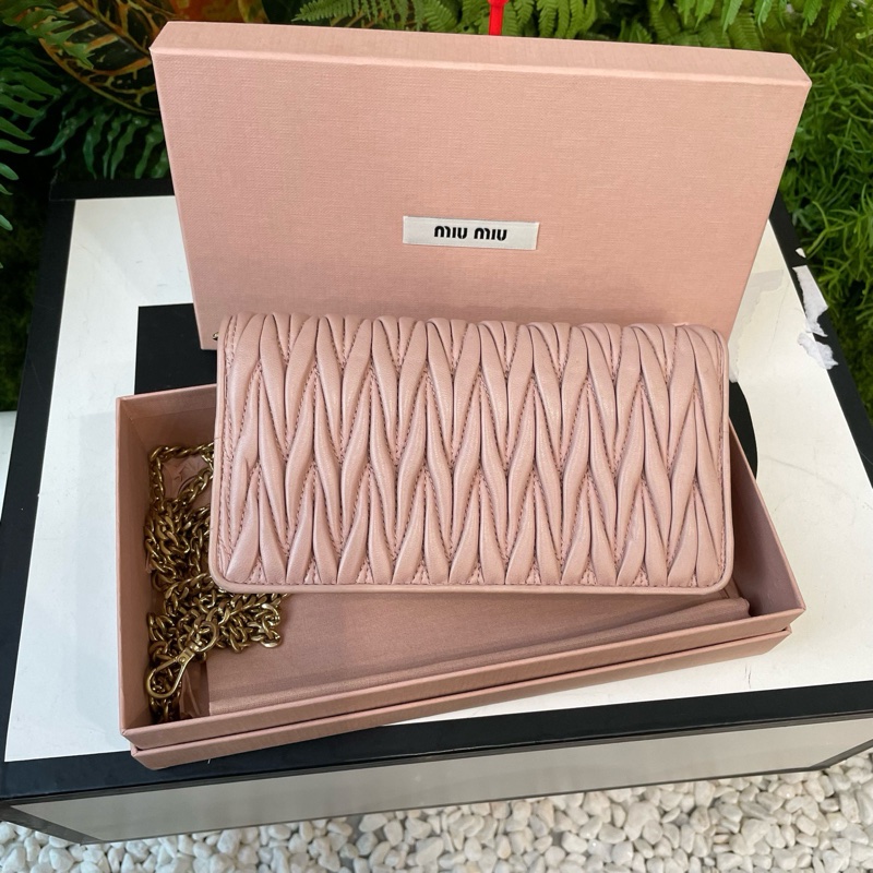 98新 MiuMiu 繆繆 粉色褶皺Woc鏈條包-1