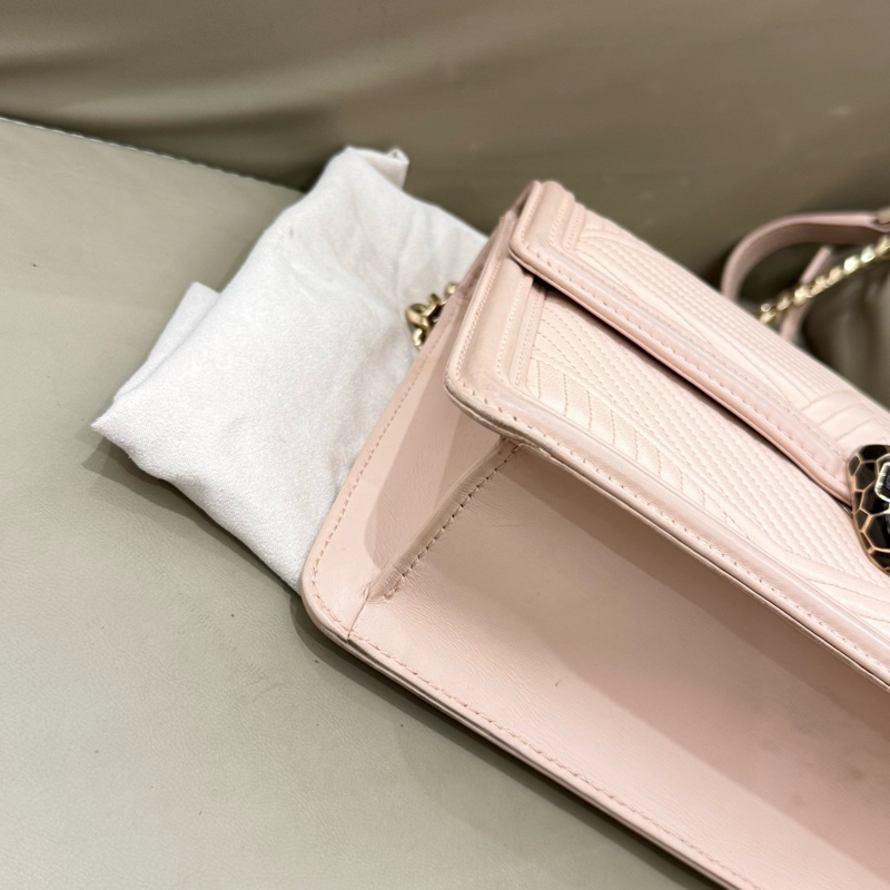 99新 BVLGARI寶格麗 粉色蛇頭包 粉色琺瑯+黑色細節 辨識度滿分 尺寸約24*16*7-5