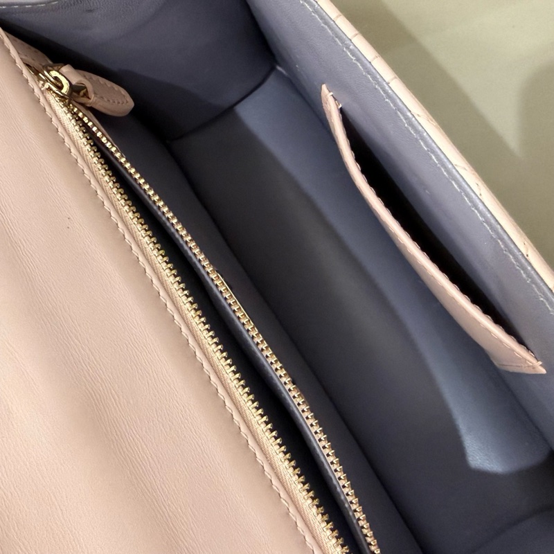 99新 BVLGARI寶格麗 粉色蛇頭包 粉色琺瑯+黑色細節 辨識度滿分 尺寸約24*16*7-10