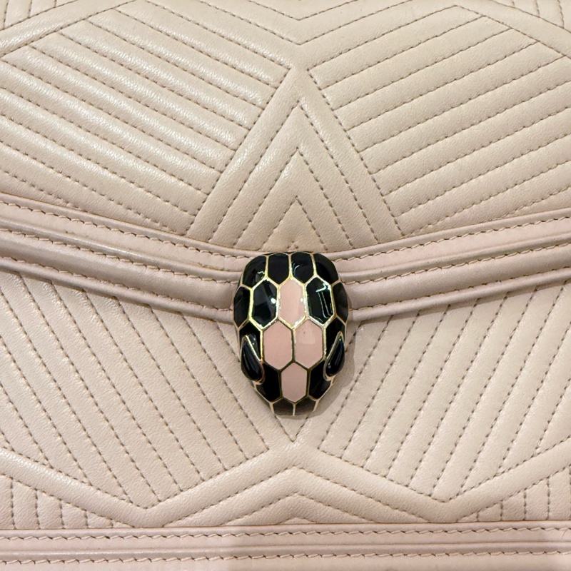 99新 BVLGARI寶格麗 粉色蛇頭包 粉色琺瑯+黑色細節 辨識度滿分 尺寸約24*16*7-11