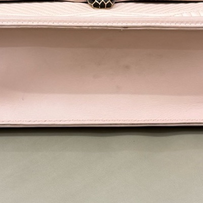 99新 BVLGARI寶格麗 粉色蛇頭包 粉色琺瑯+黑色細節 辨識度滿分 尺寸約24*16*7-12