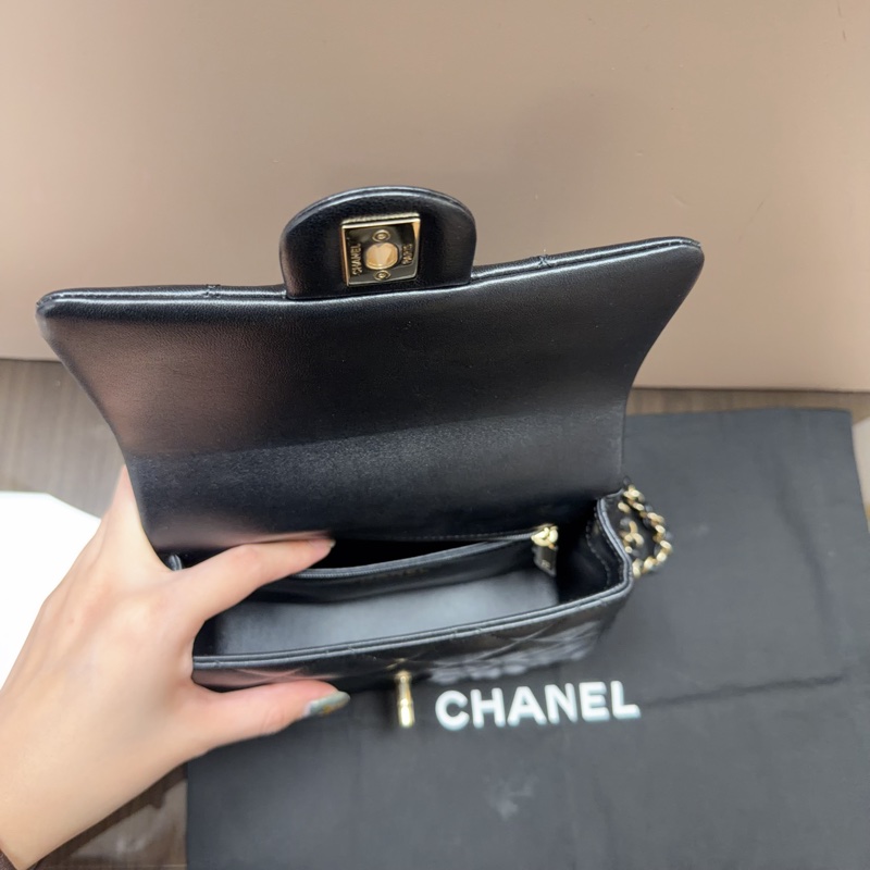 Chanel 黑羊皮淡金釦手柄 Mini 斜背包-9