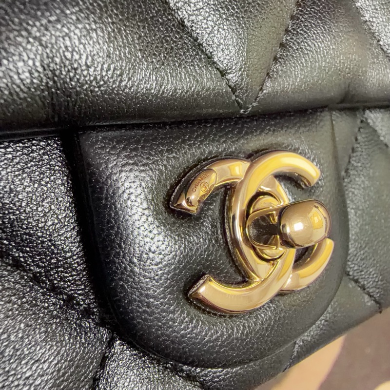 Chanel 黑羊皮淡金釦手柄 Mini 斜背包-10