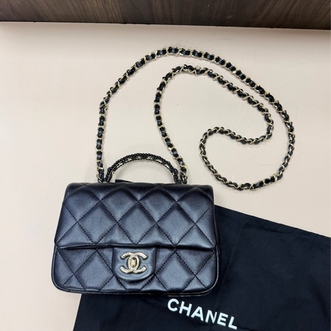 Chanel 黑羊皮淡金釦手柄 Mini 斜背包