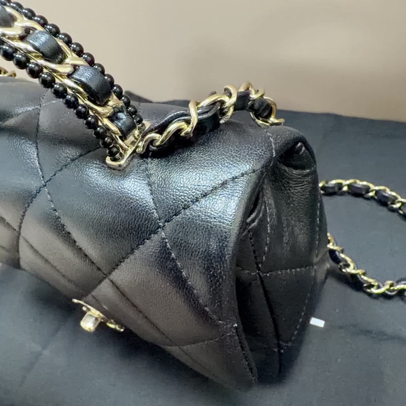 Chanel 黑羊皮淡金釦手柄 Mini 斜背包-2