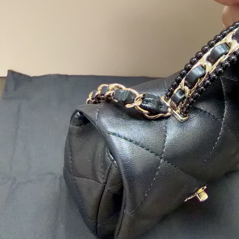 Chanel 黑羊皮淡金釦手柄 Mini 斜背包-3