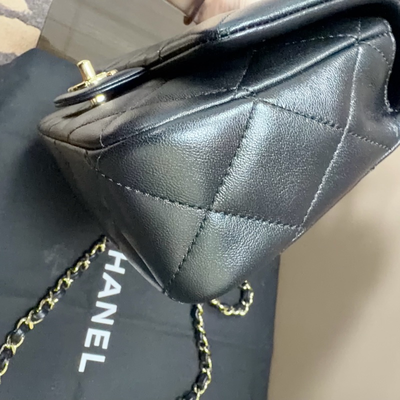 Chanel 黑羊皮淡金釦手柄 Mini 斜背包-4
