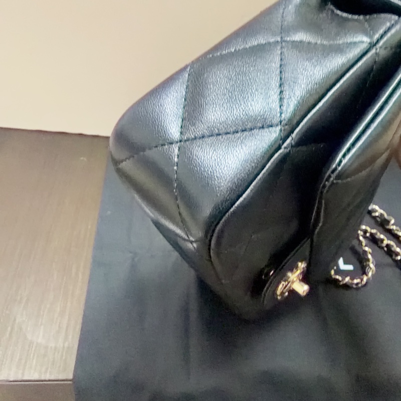 Chanel 黑羊皮淡金釦手柄 Mini 斜背包-5