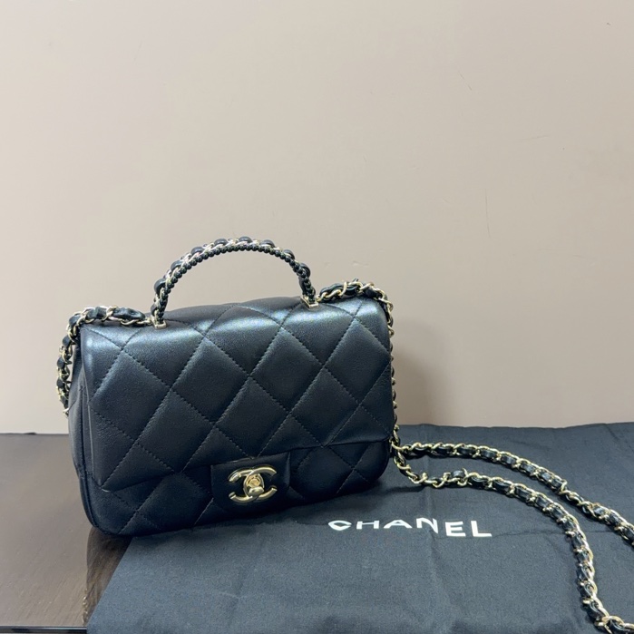 Chanel 黑羊皮淡金釦手柄 Mini 斜背包-6