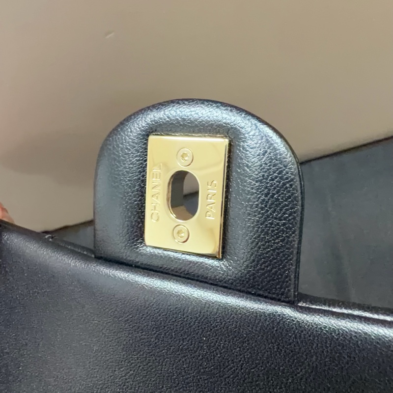 Chanel 黑羊皮淡金釦手柄 Mini 斜背包-11