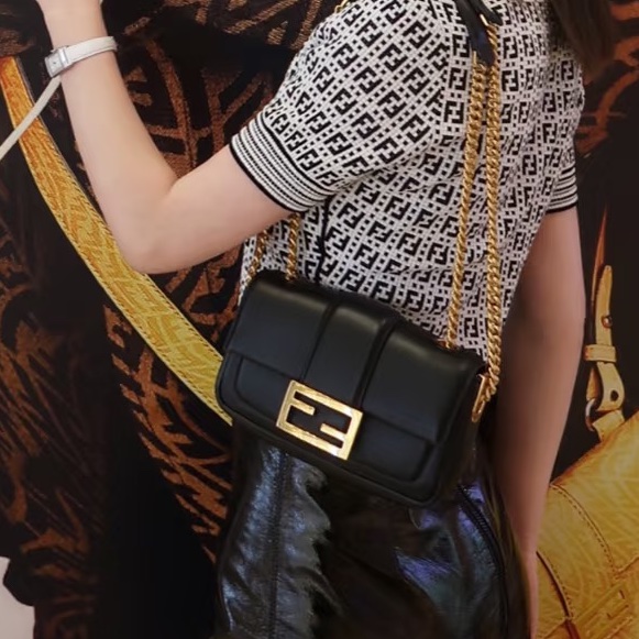 百搭老錢風💎 Fendi芬迪Baguette迷你黑金全皮法棍包單肩包手提包-0