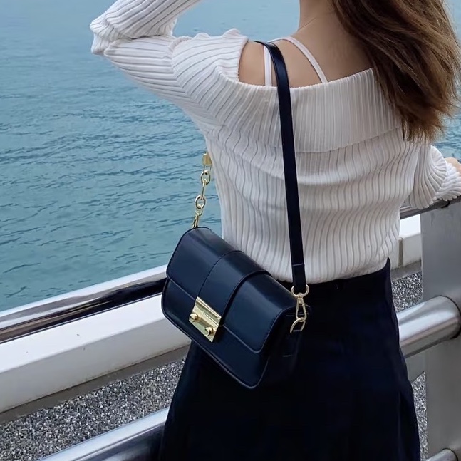 百搭老錢風💎 Fendi芬迪Baguette迷你黑金全皮法棍包單肩包手提包-1