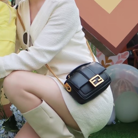 百搭老錢風💎 Fendi芬迪Baguette迷你黑金全皮法棍包單肩包手提包-2