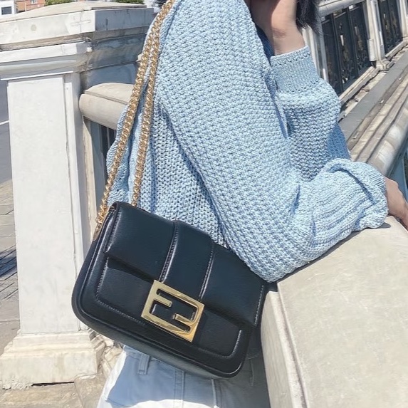 百搭老錢風💎 Fendi芬迪Baguette迷你黑金全皮法棍包單肩包手提包-3