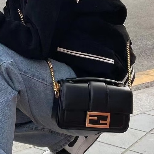 百搭老錢風💎 Fendi芬迪Baguette迷你黑金全皮法棍包單肩包手提包-4
