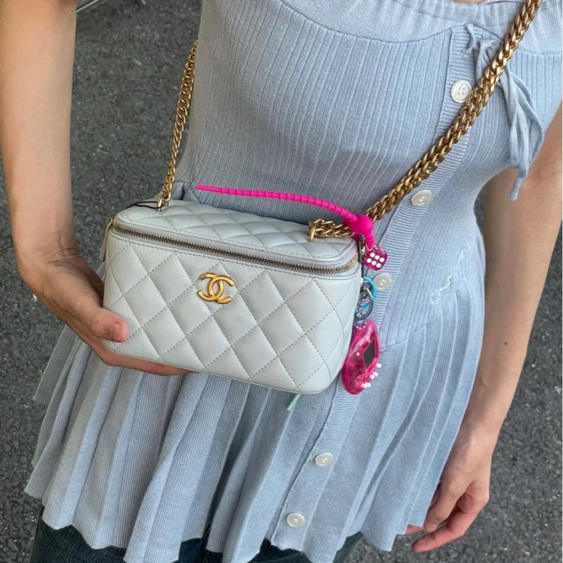 【96新 ✨ 全網最低價！】 Chanel 香奈兒23s晶片款 淡藍色 羊皮 山茶花 化妝包（下單前先詢問庫存❗️）-1