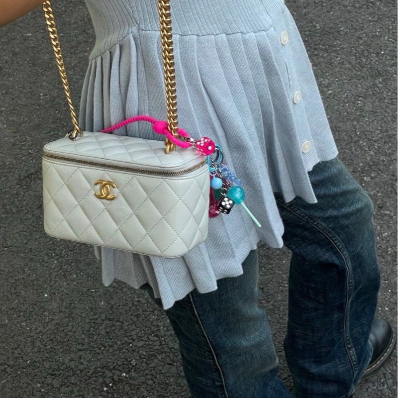 【96新 ✨ 全網最低價！】 Chanel 香奈兒23s晶片款 淡藍色 羊皮 山茶花 化妝包（下單前先詢問庫存❗️）-2