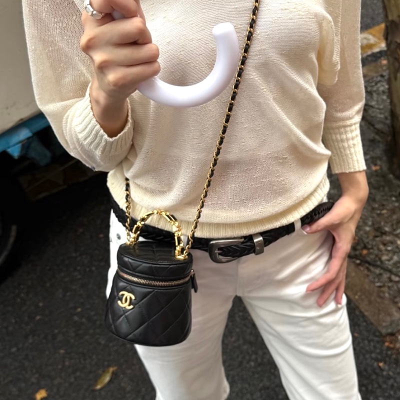 【97新 ✨ 全網最低價！】 Chanel 香奈兒  22B黑金琺瑯手柄 手提包 水桶包 化妝包 羊皮  （下單前先詢問庫存❗️）-1