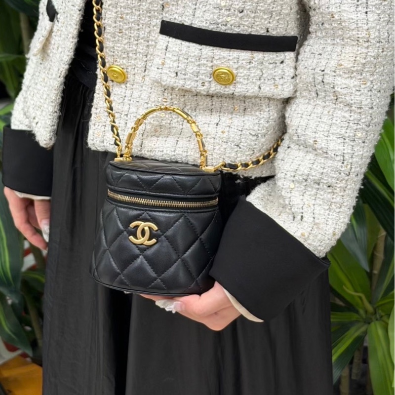 【97新 ✨ 全網最低價！】 Chanel 香奈兒  22B黑金琺瑯手柄 手提包 水桶包 化妝包 羊皮  （下單前先詢問庫存❗️）-2