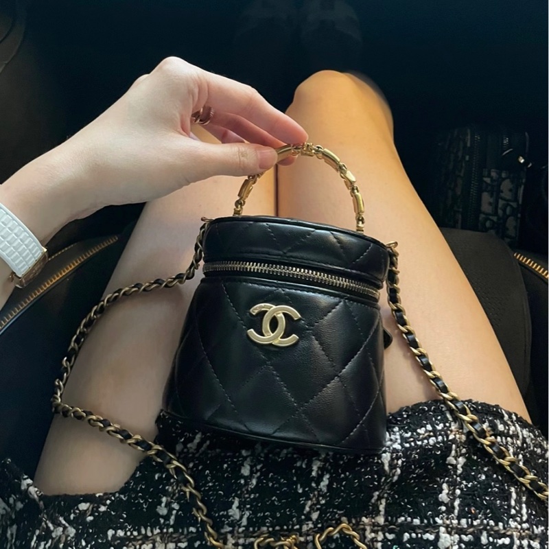 【97新 ✨ 全網最低價！】 Chanel 香奈兒  22B黑金琺瑯手柄 手提包 水桶包 化妝包 羊皮  （下單前先詢問庫存❗️）-3