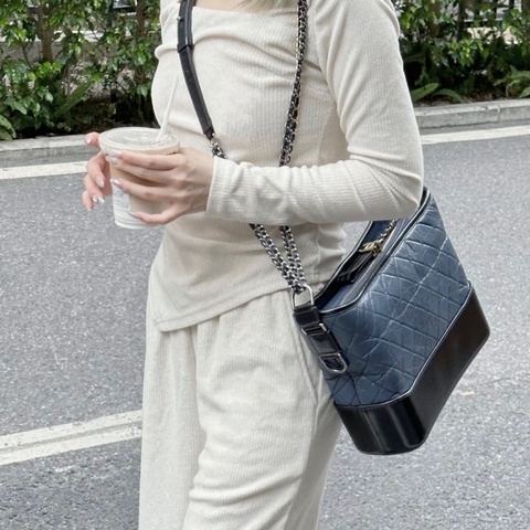【98新 ✨ 全網最低價！】 Chanel香奈兒 中號流浪包深藍色 大容量 四季皆可背 低調卻不失貴氣（下單前先詢問庫存❗️）