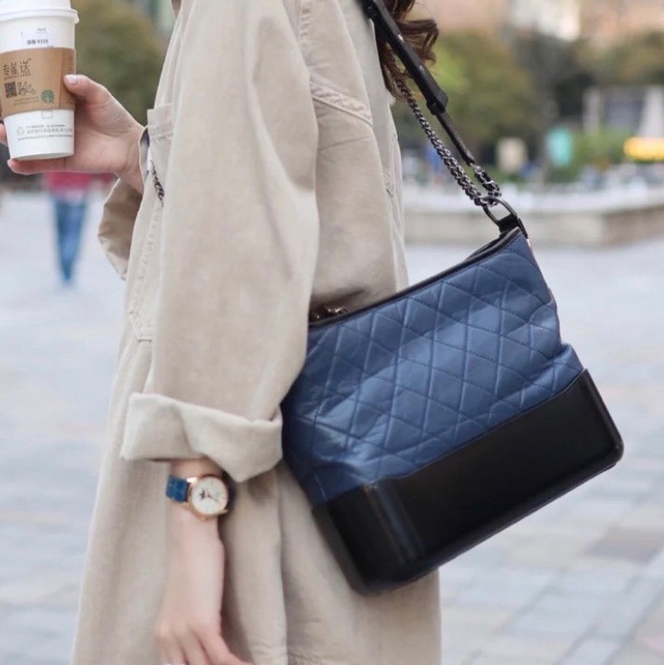 【98新 ✨ 全網最低價！】 Chanel香奈兒 中號流浪包深藍色 大容量 四季皆可背 低調卻不失貴氣（下單前先詢問庫存❗️）-1