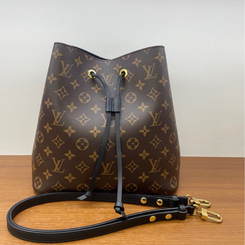 97新 LV老花NÉONOÉ系列黑色水桶包黑桶單肩包斜挎包20編碼 百搭實用-0