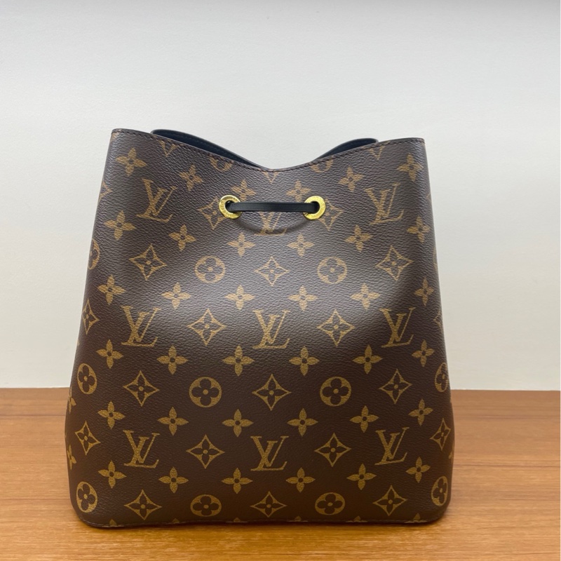 97新 LV老花NÉONOÉ系列黑色水桶包黑桶單肩包斜挎包20編碼 百搭實用-1