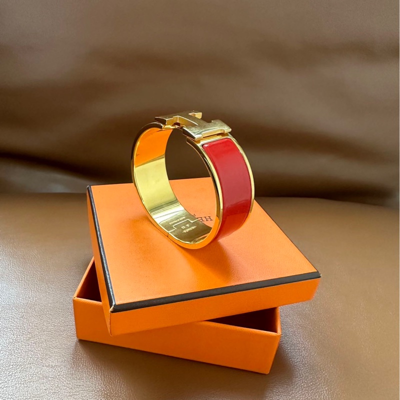 全新 Hermes 愛馬仕 Clic H 寬版 紅色金扣 琺瑯手鐲，熱門款，內直徑5.5cm，寬2-0