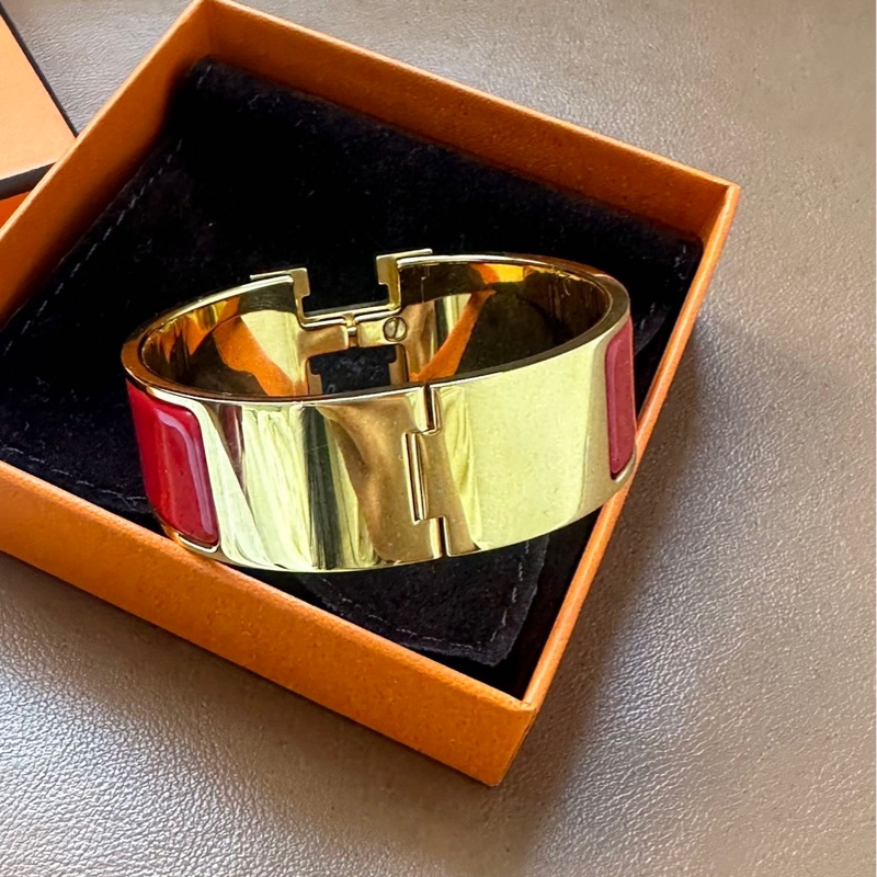 全新 Hermes 愛馬仕 Clic H 寬版 紅色金扣 琺瑯手鐲，熱門款，內直徑5.5cm，寬2-6