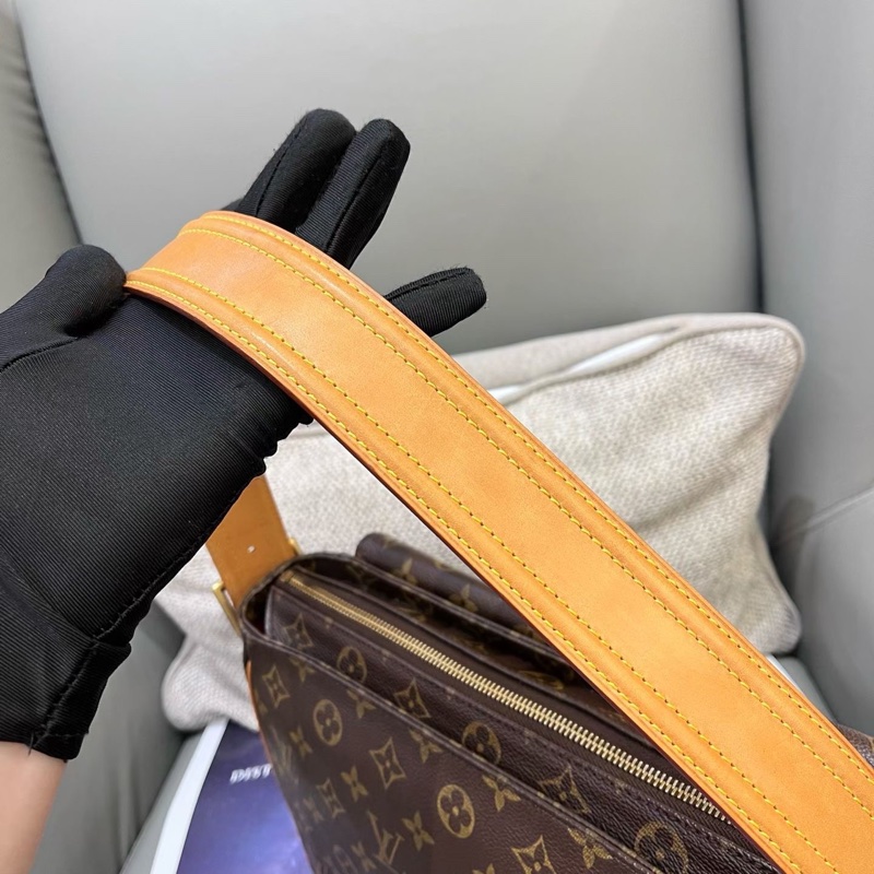 LV老花中號駱駝包-5