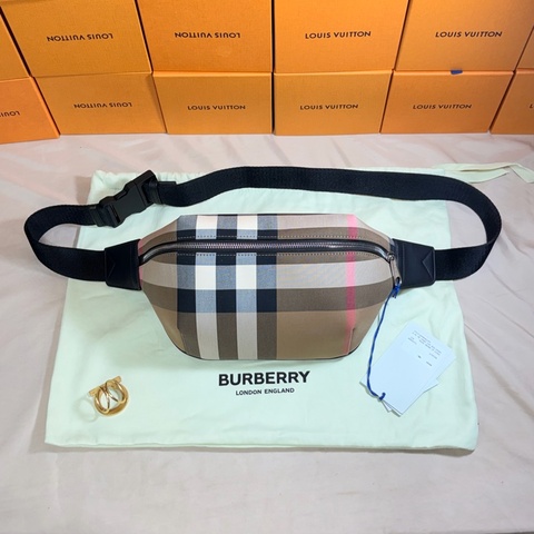 ‼️全台最甜 🎁全新盒裝 閒置未使用 Burberry 巴寶莉 經典格紋大腰包（原價30500）