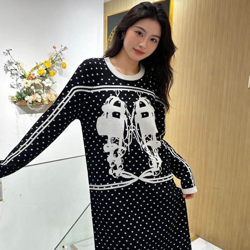 全新❤️Hermes愛馬仕 42碼 黑色鎖扣滿愛心 背後字母logo羊絨毛衣裙 全新帶吊牌-0