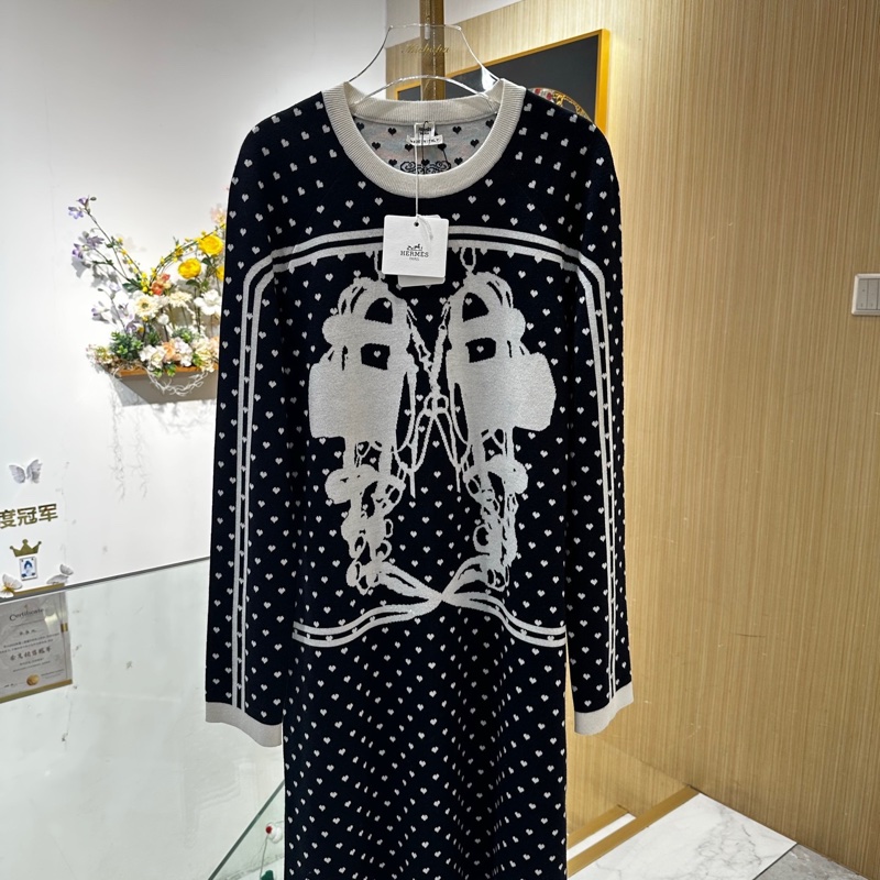 全新❤️Hermes愛馬仕 42碼 黑色鎖扣滿愛心 背後字母logo羊絨毛衣裙 全新帶吊牌-1