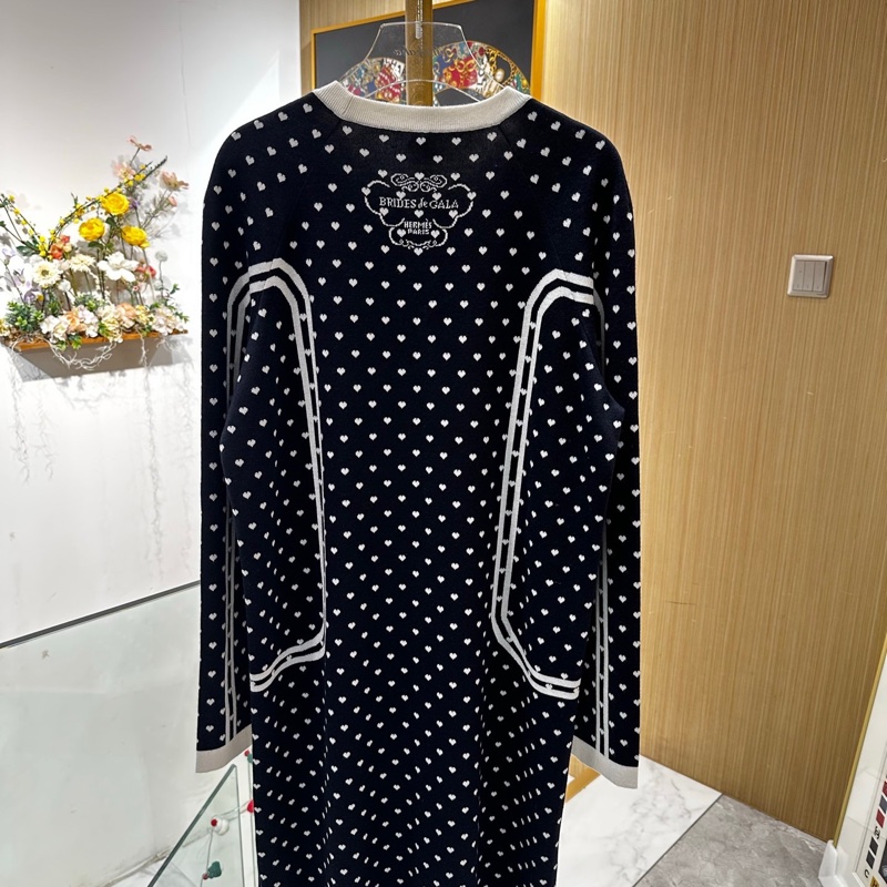 全新❤️Hermes愛馬仕 42碼 黑色鎖扣滿愛心 背後字母logo羊絨毛衣裙 全新帶吊牌-2