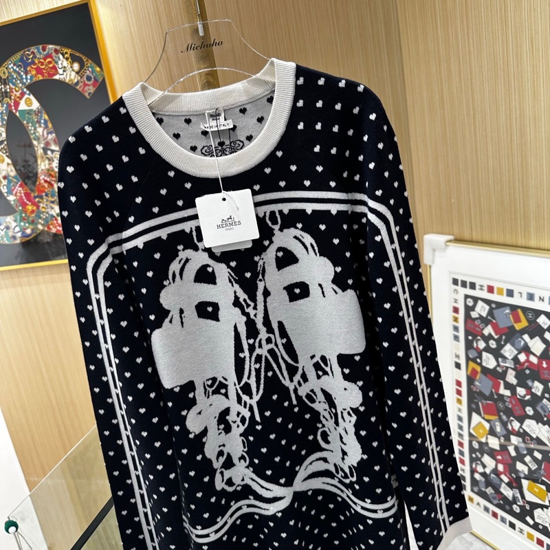 全新❤️Hermes愛馬仕 42碼 黑色鎖扣滿愛心 背後字母logo羊絨毛衣裙 全新帶吊牌-3