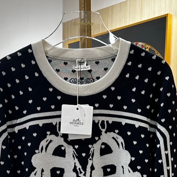 全新❤️Hermes愛馬仕 42碼 黑色鎖扣滿愛心 背後字母logo羊絨毛衣裙 全新帶吊牌-4