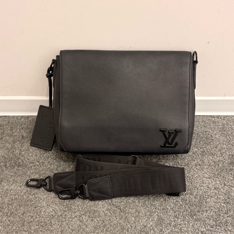 99新❤️lv路易威登 最新款全皮takeoff黑色 粒面牛皮郵差包單肩斜挎包 男款 芯片款中號