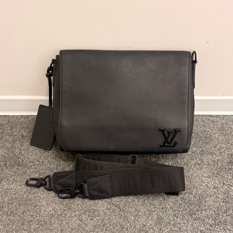 99新❤️lv路易威登 最新款全皮takeoff黑色 粒面牛皮郵差包單肩斜挎包 男款 芯片款中號-0