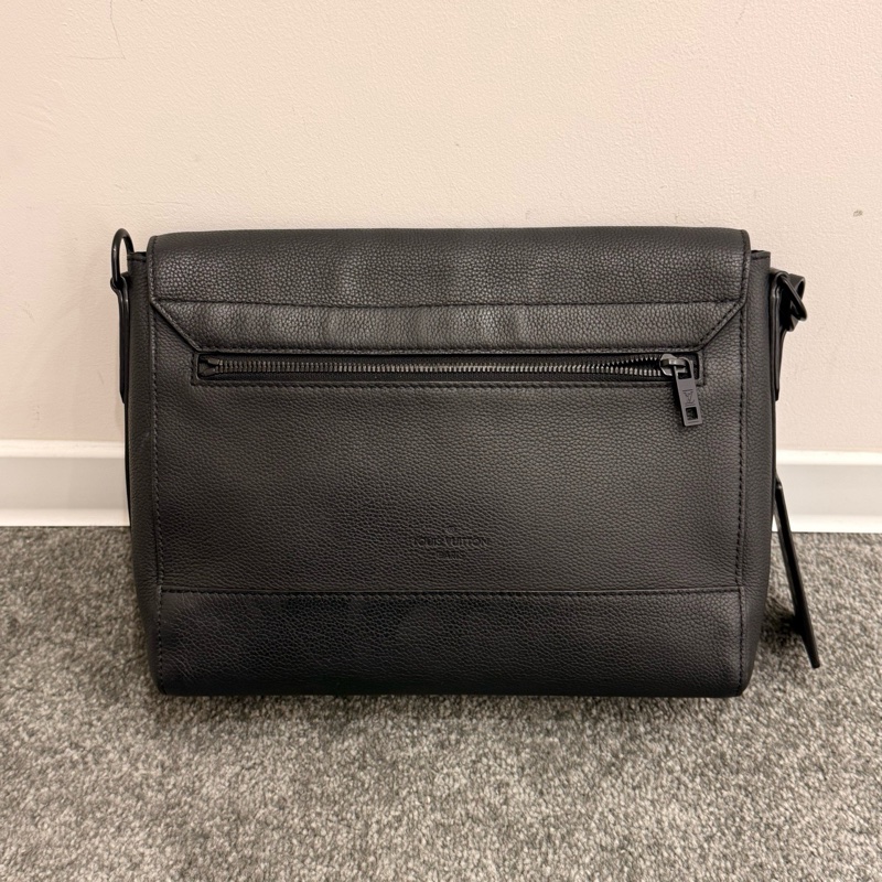 99新❤️lv路易威登 最新款全皮takeoff黑色 粒面牛皮郵差包單肩斜挎包 男款 芯片款中號-1