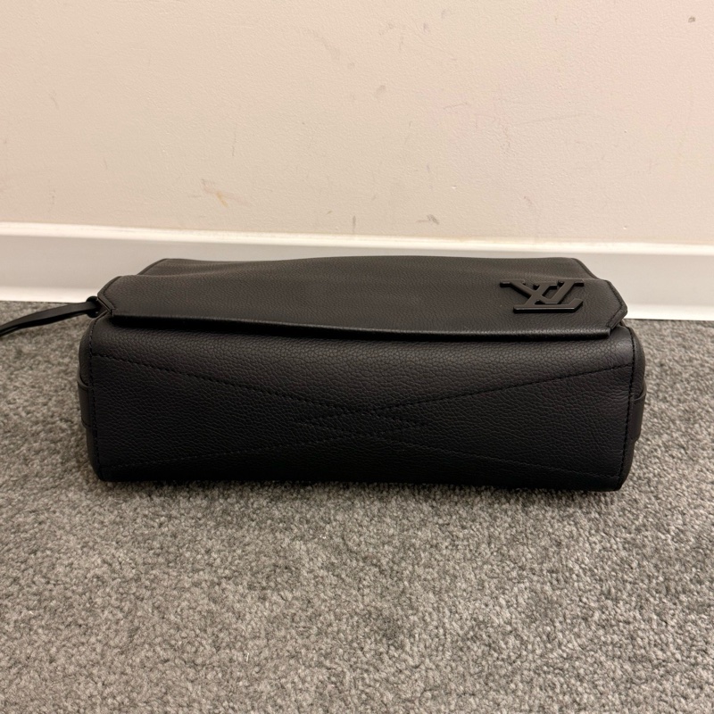 99新❤️lv路易威登 最新款全皮takeoff黑色 粒面牛皮郵差包單肩斜挎包 男款 芯片款中號-2