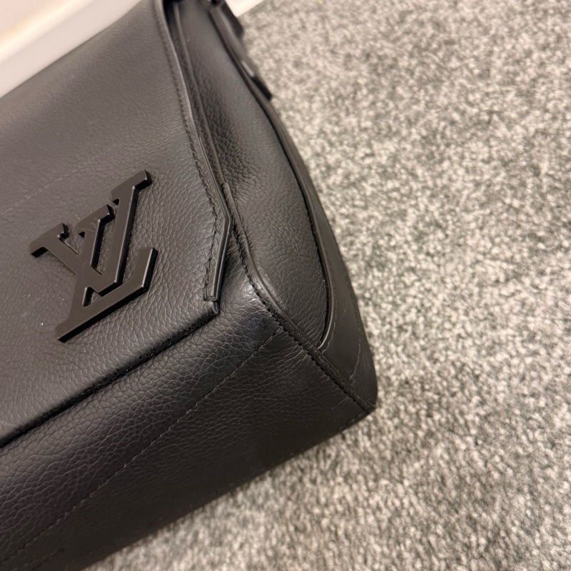 99新❤️lv路易威登 最新款全皮takeoff黑色 粒面牛皮郵差包單肩斜挎包 男款 芯片款中號-3